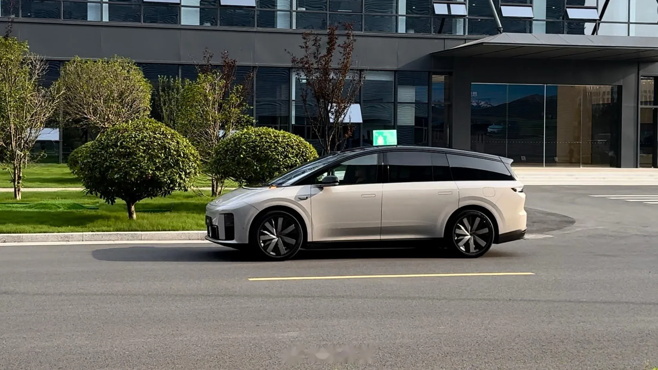 Li Auto i8's Biggest Competitor? The Li Auto L8 Itself! cover image